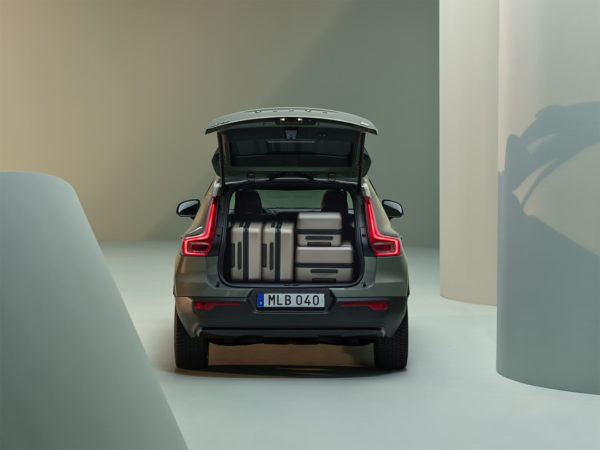 Volvo XC40 z otwartym bagażnikiem.